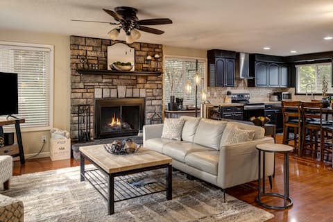 Steps to wine, food & park with a private backyard