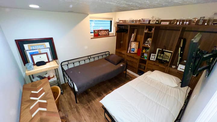 يمكن تجهيز هذه الغرفة بسرير أو سريرين متماثلين. هناك أيضًا طاولة تدليك في هذه الغرفة متاحة لاستخدام الضيوف. يتم توصيل نينتندو الرجعية بالتلفزيون. يوجد حمام كامل مباشرة عبر القاعة. 