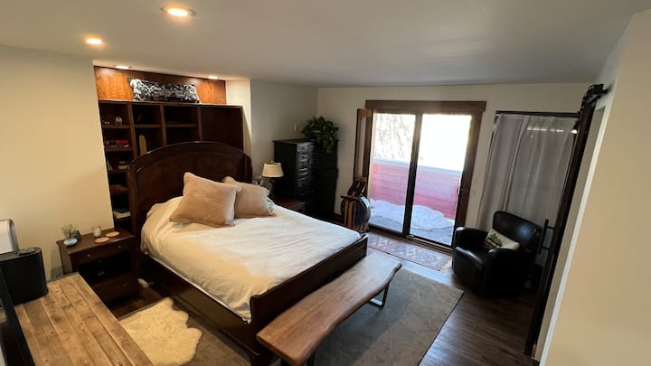 تحتوي غرفة النوم الرئيسية على شرفة وحمام خاص مع حوض استحمام، وتحتوي على غرفة استحمام مع دش علوي ومحمول باليد، ونفاثات للجسم (الحمام 1). 