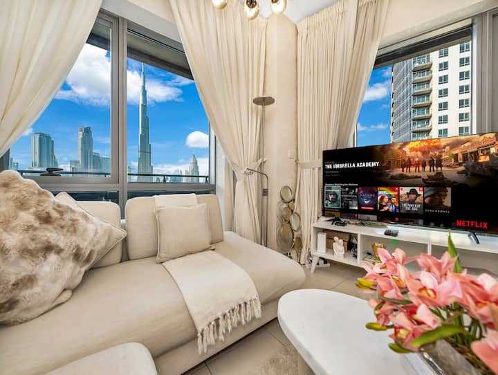 Skyline Elegant 1br | Burj & Fountain Views I Ps5 - Dubai