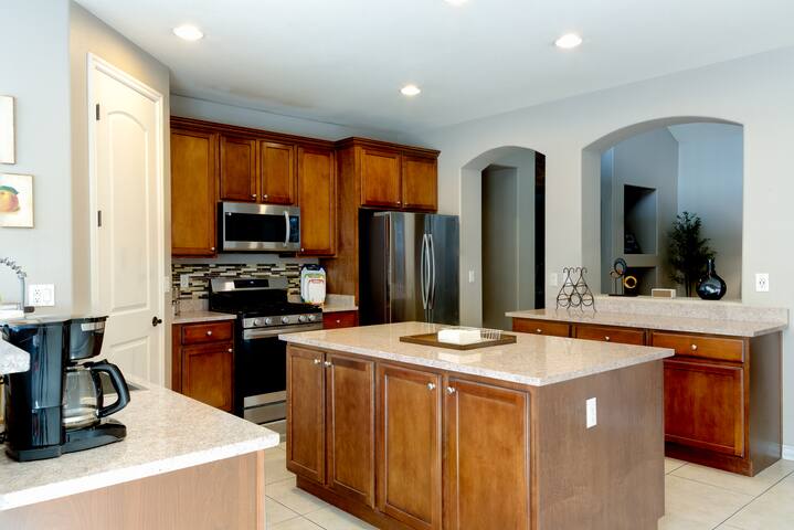 Lux Cozy Oasis 5bd/4.5ba + Pool/Jacuzzi + Game Rm gallery image 4