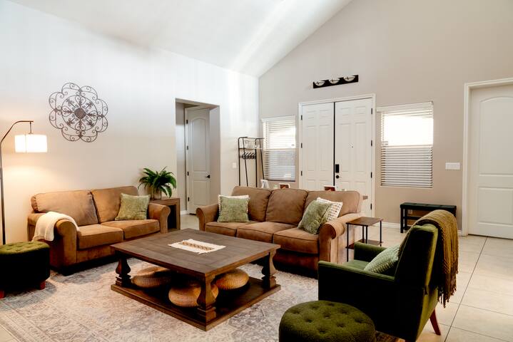 Lux Cozy Oasis 5bd/4.5ba + Pool/Jacuzzi + Game Rm gallery image 3