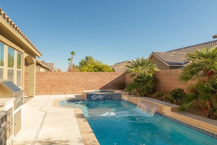 Lux Cozy Oasis 5bd/4.5ba + Pool/Jacuzzi + Game Rm gallery image 2