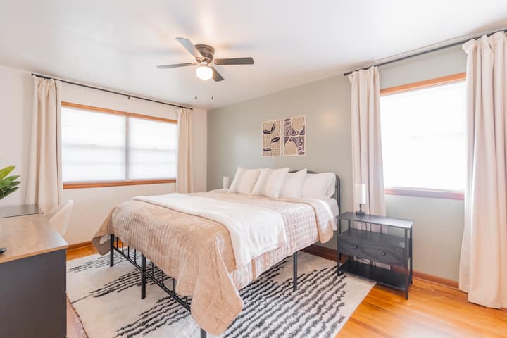 Táto izba má manželskú posteľ s pohodlným matracom, 2 nočné stolíky, kde môžete pripojiť telefón priamo zo stola, lámp a stropného ventilátora. K dispozícii je tiež písací stôl so zrkadlom, ktorý sa môžete pripraviť na deň/noc alebo ho použiť na počítač. 