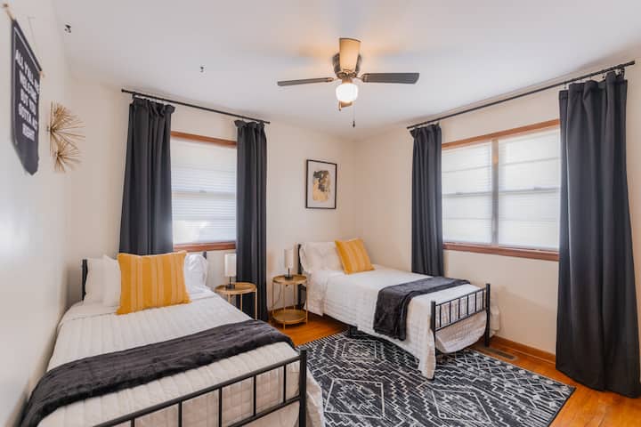 Predná spálňa má 2 samostatné postele, lampy, stropný ventilátor, skriňu a jednoduchý prístup k zásuvkám na nabíjanie telefónu. 