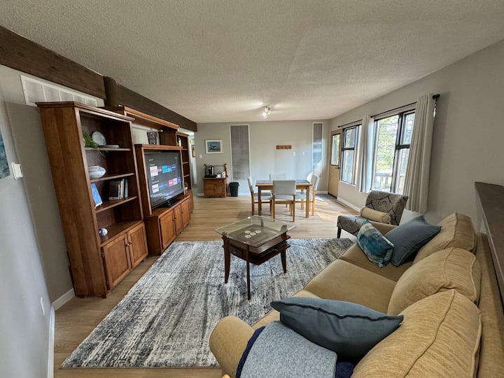 Sanctreeary - Spacious & Quiet 2 Bedroom Suite - Williams Lake