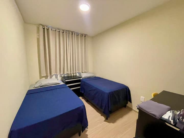 Aconchego ，宁静，窗边与大自然的接触，干净整洁。 如果您需要工作的地方，这个房间里还有办公桌和椅子。