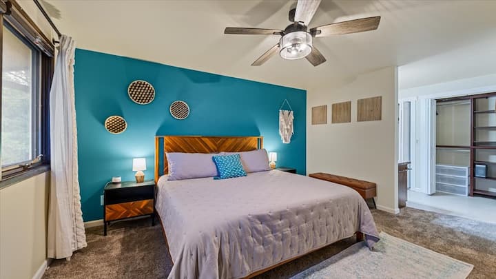 Hlavná spálňa s manželskou posteľou King, kúpeľňou a šatníkom