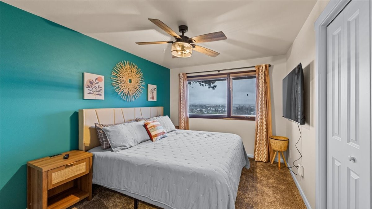 Горна гостинска соба со брачен кревет (широк 180 – 200 см) и телевизор