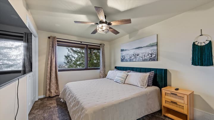 Izba pre hostí na poschodí s manželskou posteľou King a televízorom