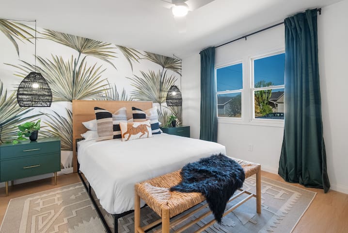 Heated Pool, Hot Tub, Games, 10 min to Beach gallery image 4