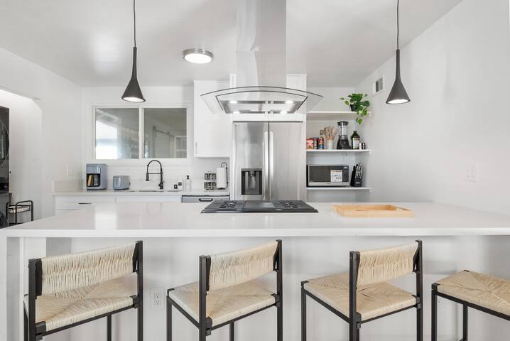 Heated Pool, Hot Tub, Games, 10 min to Beach gallery image 5