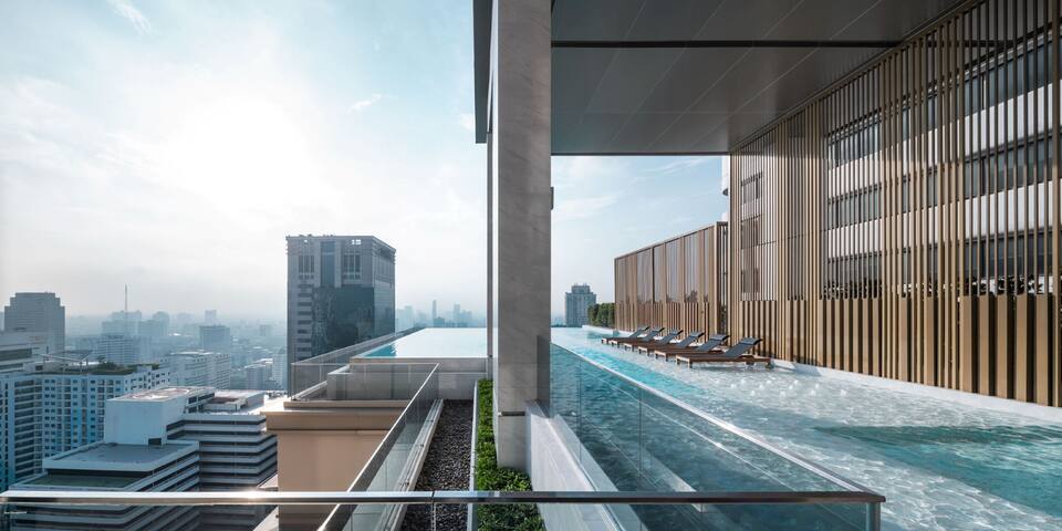 Super Luxury Asoke 49th Floor Stunning Views BKK gallery image 4
