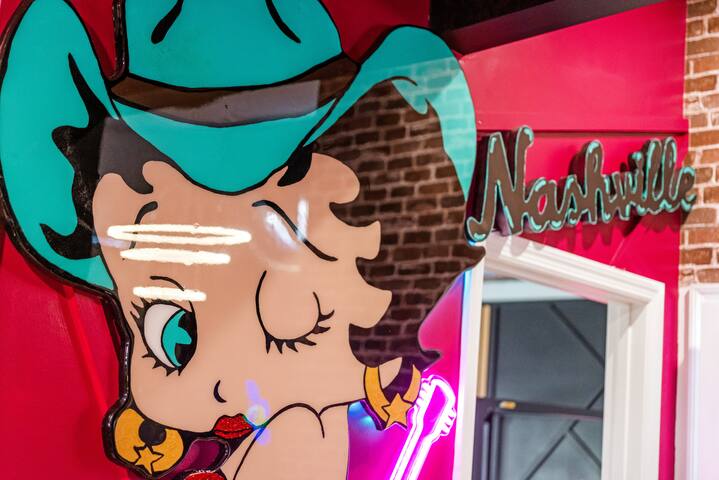 Boots and Honky tonk house w/ hot tub gallery image 4