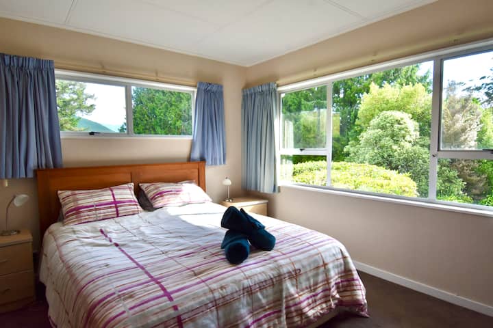 Брачен кревет (широк 150-179 см) со ламби покрај креветот, комплет цртежи и гардероба. 