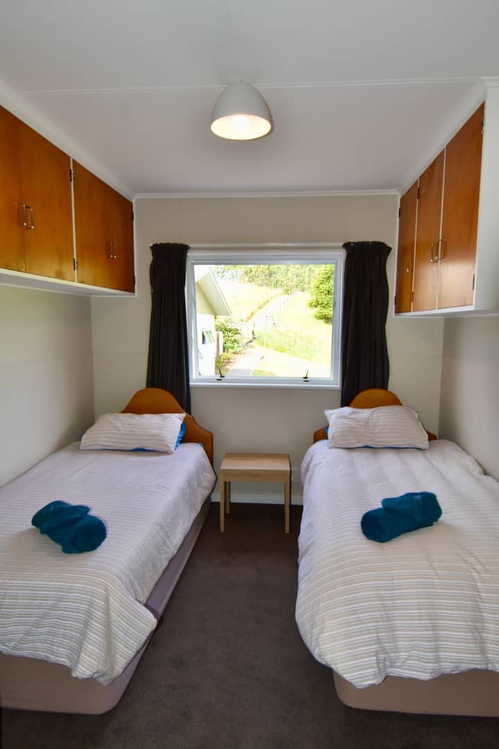 Два единечни кревети. 