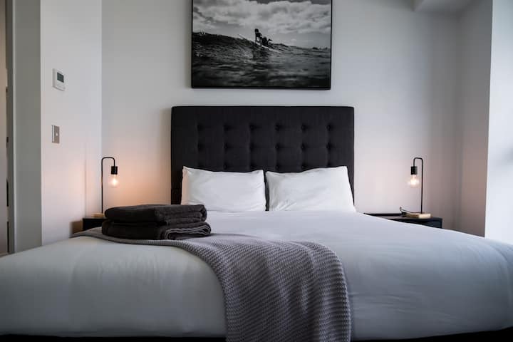 غرفة نوم مريحة بسرير بحجم كبير.