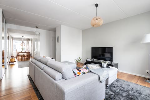 Popular Airbnb listing: Family-sized (1000+ sqf) 3 BR city apt *no chores! in Länsisatama