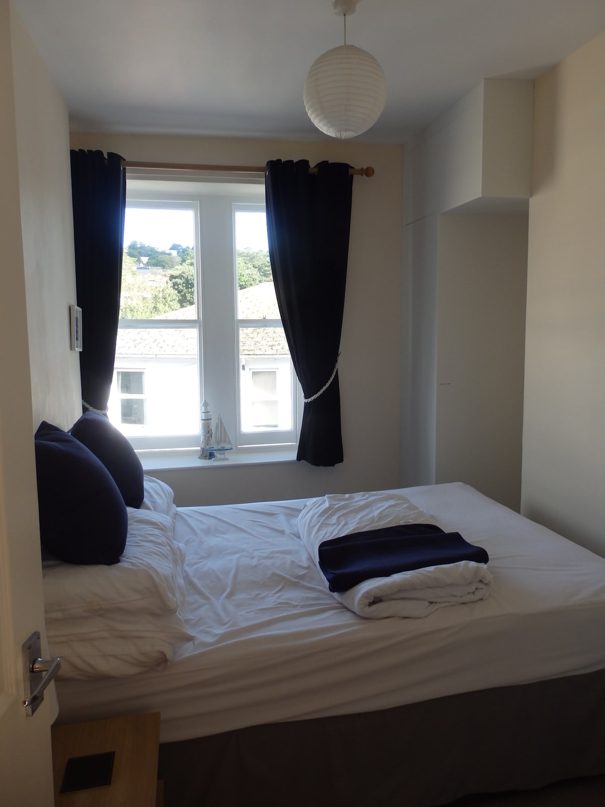 غرفة النوم 1 - مريحة ولكن مريحة. مع سرير مزدوج وخزانة ملابس مدمجة. 