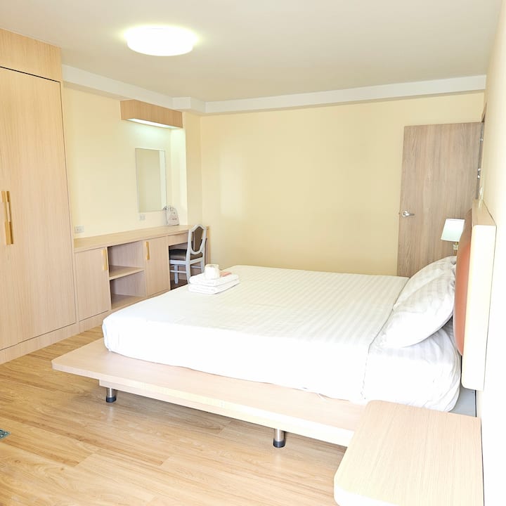 1 spálňa s veľkým šatníkom a toaletným stolíkom.