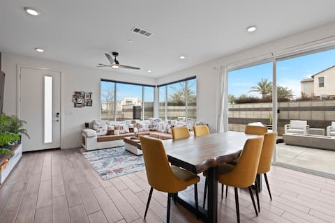 Modern 3BR Getaway Near Airport & Shops
