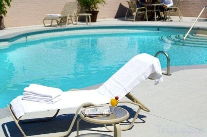 Heated Pool and Jacuzzi Serenity Oasis Lux Vegas