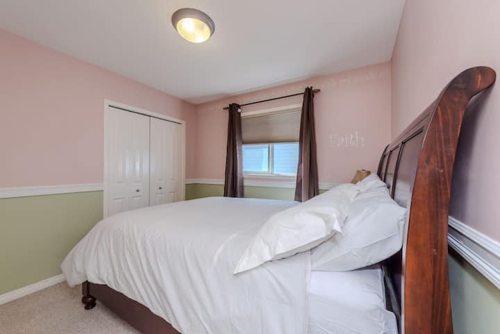 Nuestro segundo dormitorio incluye una cama tamaño queen.