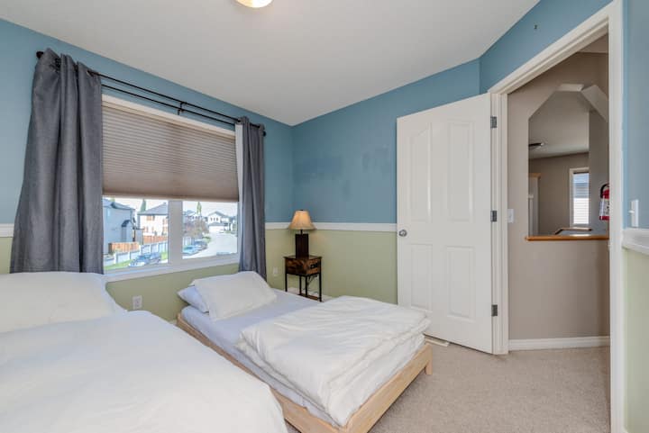 En nuestro tercer dormitorio tenemos dos camas individuales que se pueden juntar para una cama doble o apilarse para hacer más espacio en el piso.