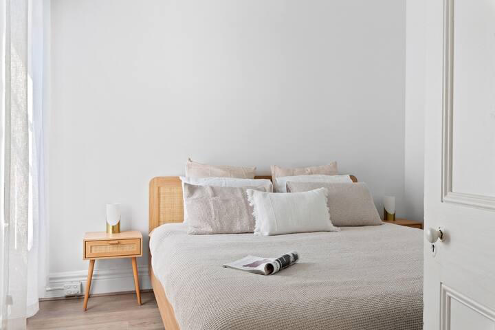 Peaceful 2 bedroom with private backyard and BBQ gallery image 3