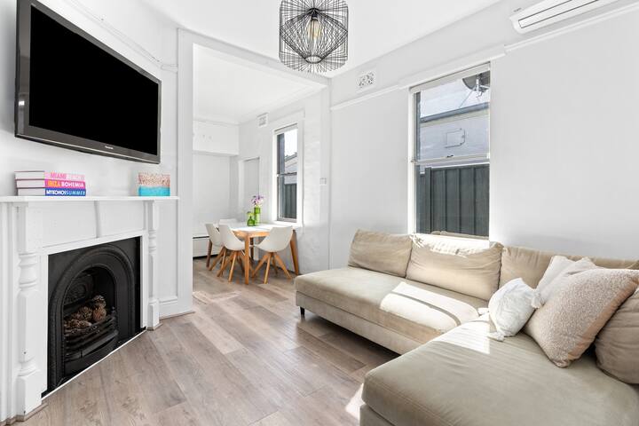 Peaceful 2 bedroom with private backyard and BBQ gallery image 4