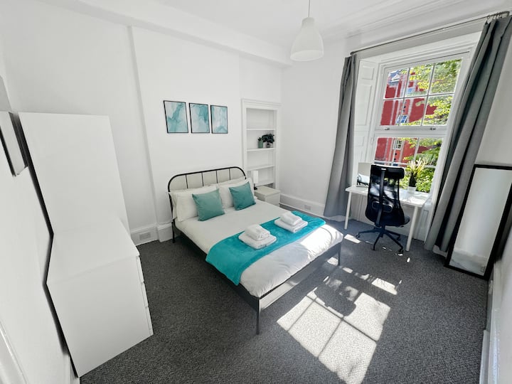 Спална соба 2 - брачен кревет (широк 125 - 149 см)