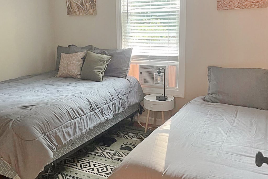 Dhoma e gjumit 2 ka 1 krevat dopio dhe 1 krevat dopio