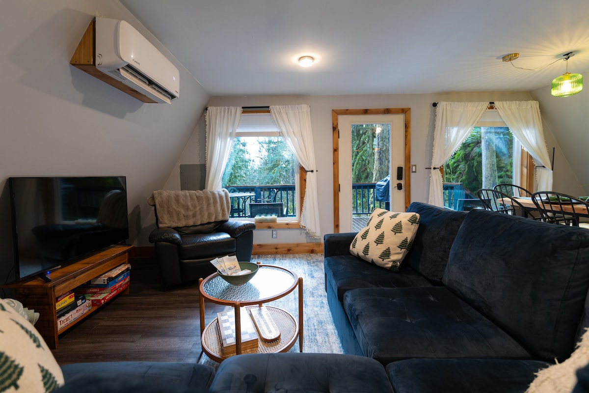 Naša obývacia izba s pohodlným gaučom v tvare L, ktorý sa ľahko vysúva na plnohodnotnú posteľ alebo len mega gauč pre dokonalý filmový večer. Máme tiež mini rozdelený ohrievač a klimatizáciu, aby boli teploty počas vášho pobytu dokonalé. 