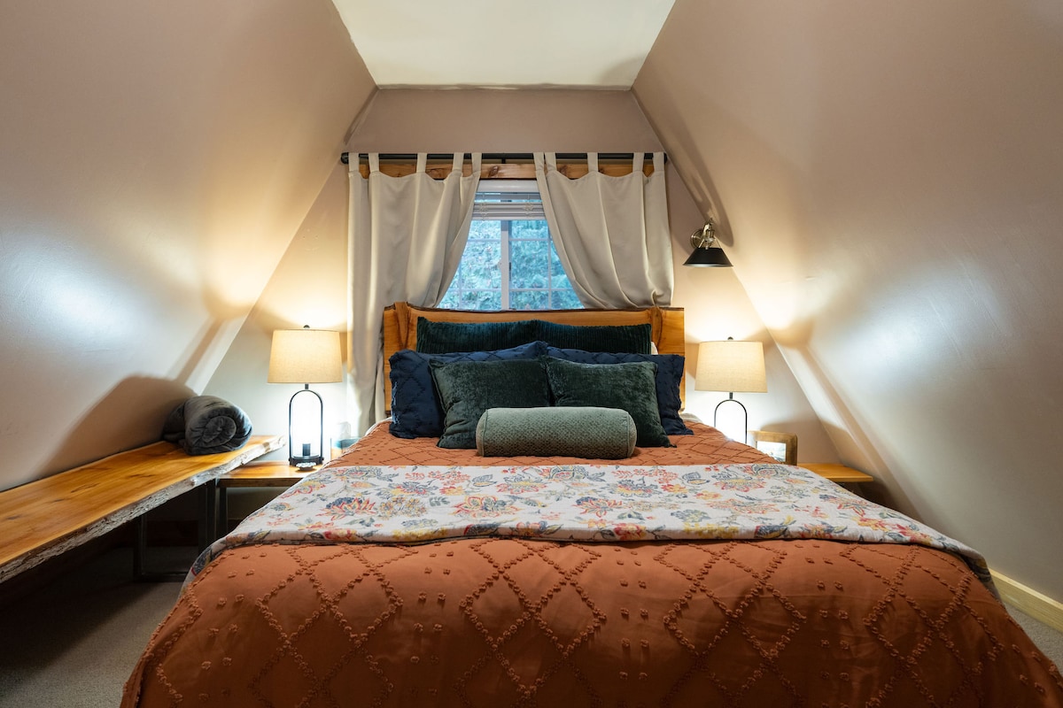 Naša druhá spálňa má útulnú manželskú posteľ a malý elektrický krb. 