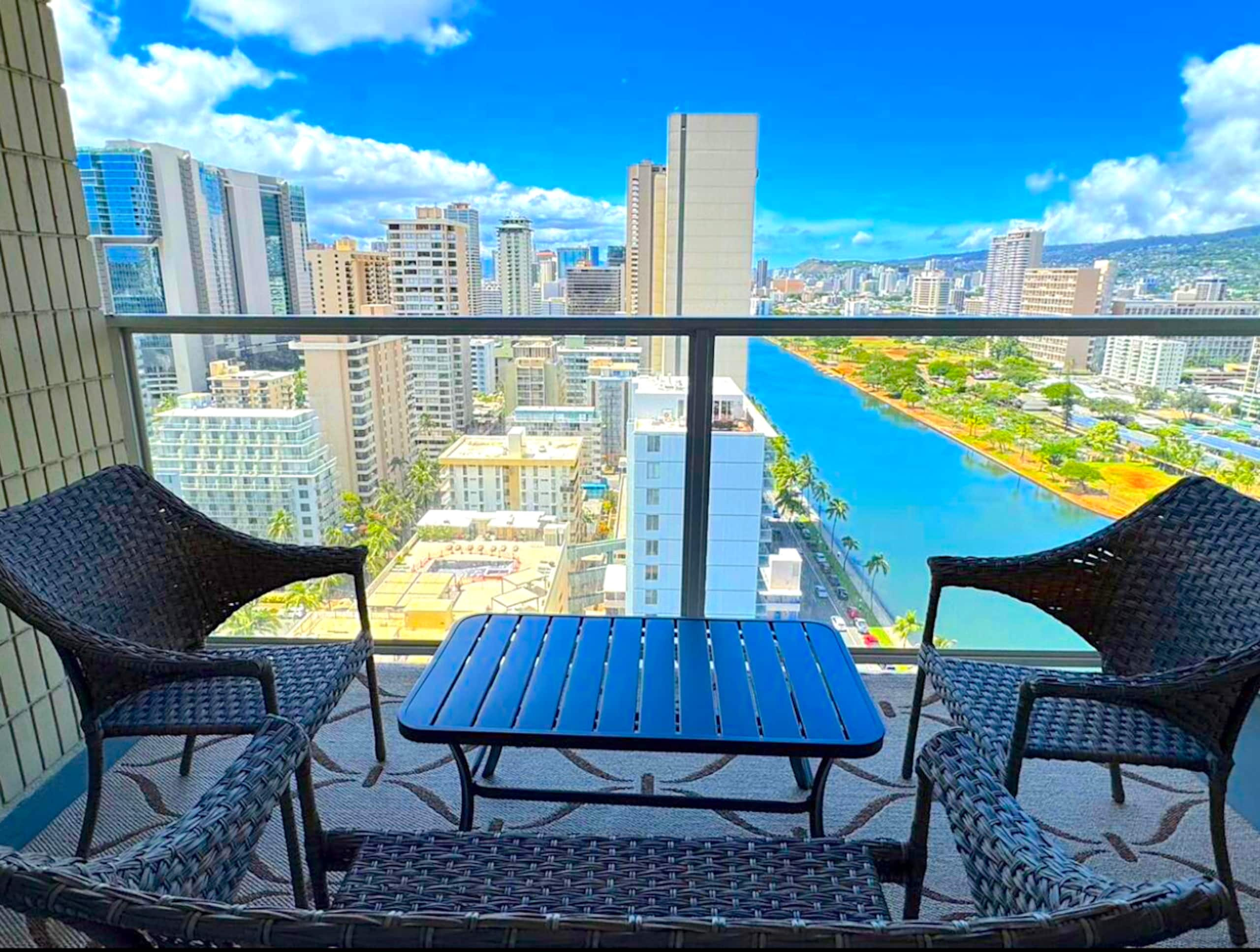 Condo in Honolulu · ★4.94 · Studio · 2 beds · 1 private bath - Image 1