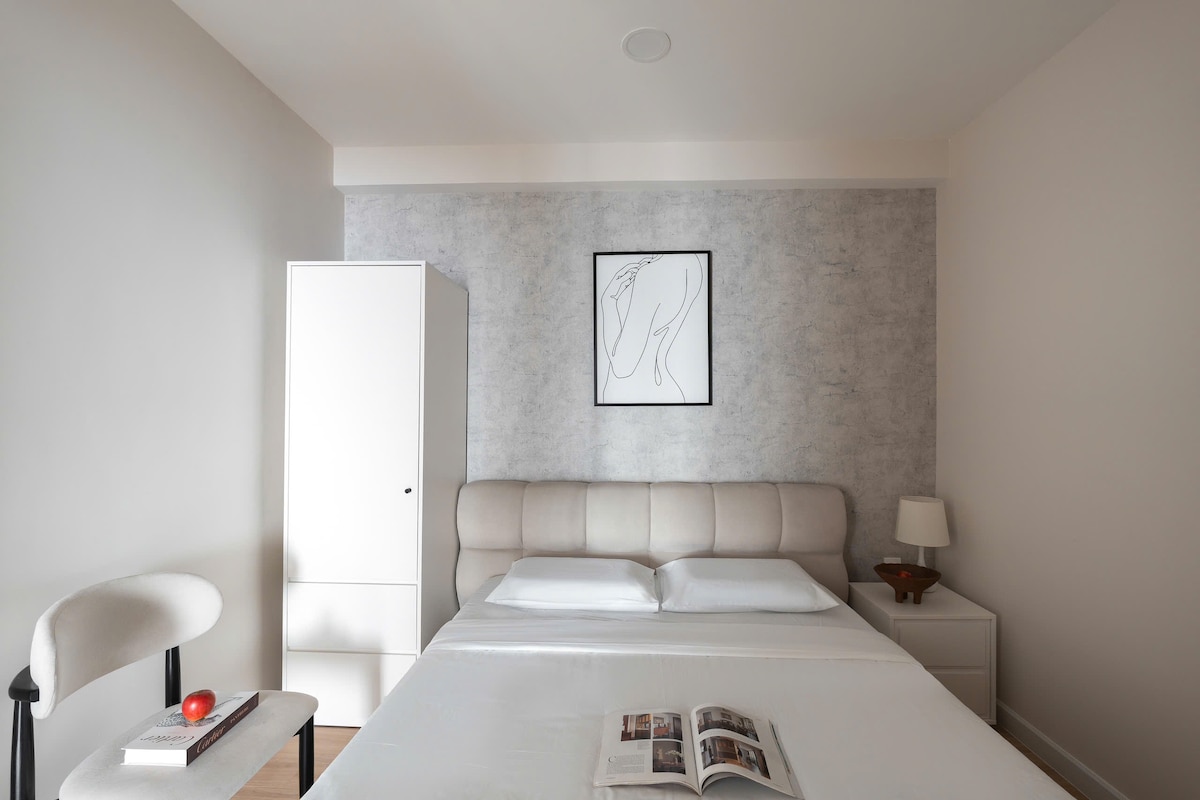 Krevat dopio "queen", me dyshekët e trashë me shkumë memorie 25 inç, që të ofron çarçafë dhe jorganë cilësorë të hotelit, me jastëkët tanë me shkumë Remedy Memory. Brenda gardërobës sonë, mund t 'i varësh rrobat, t' i hekurosësh rrobat para se të dalësh një natë jashtë.