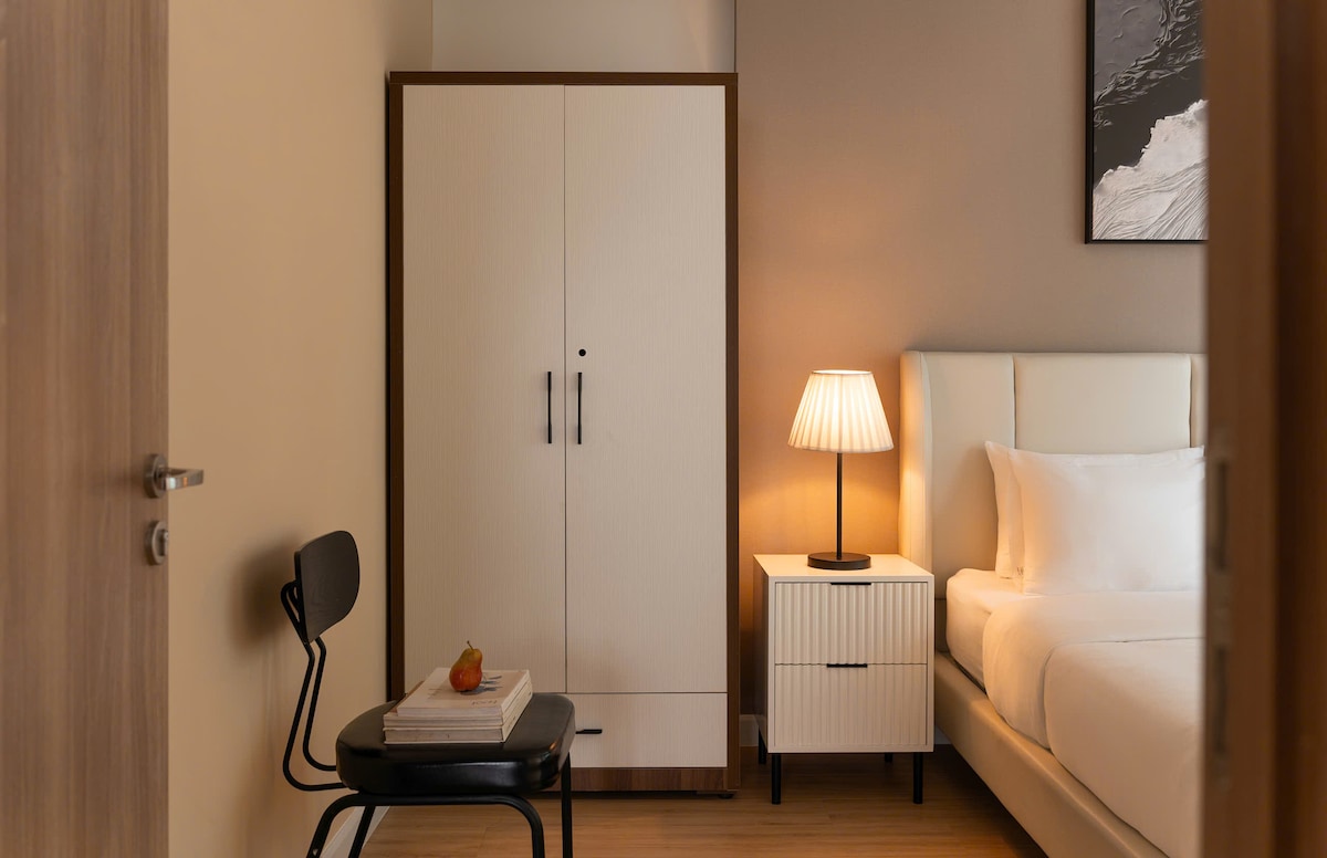 Dritë e butë ambienti, shtroja të rehatshme dhe linja moderne të pastra, një hapësirë e qetë për t 'u çlodhur dhe për t' u rigjeneruar.