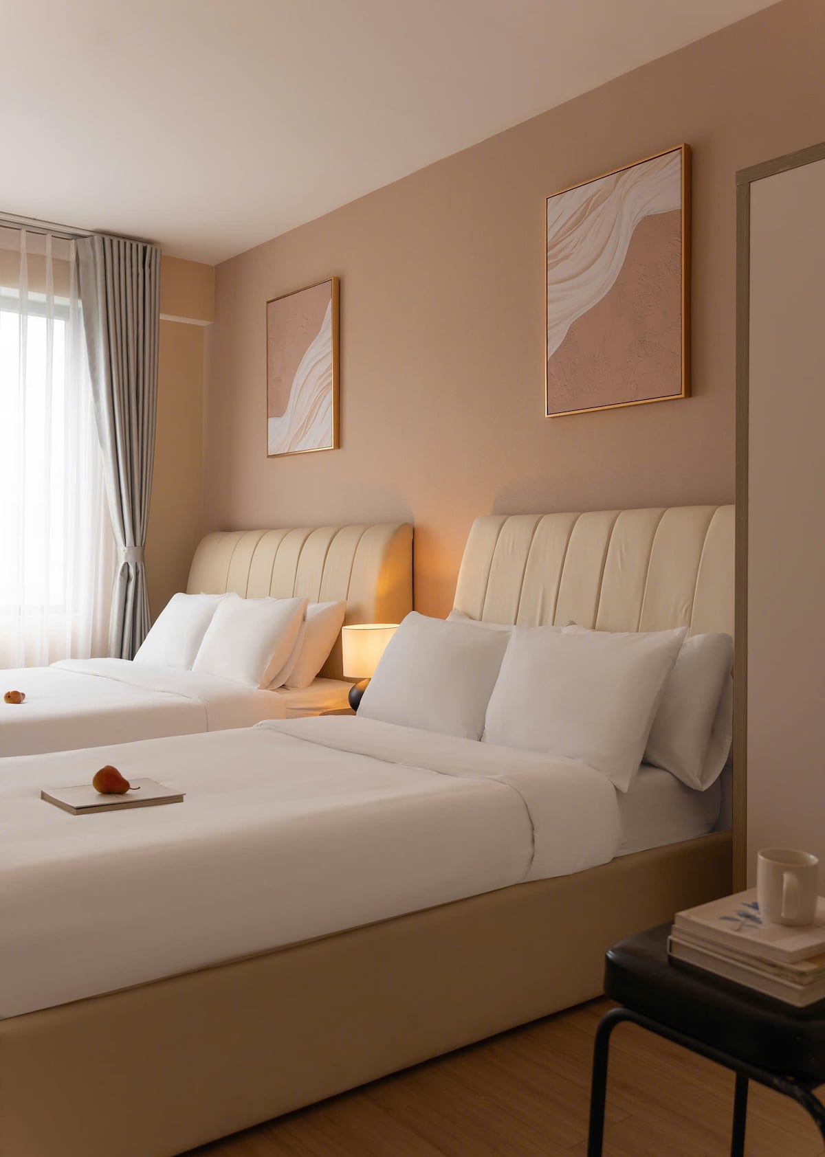 Dhomë e rehatshme me një krevat dopio prej pelushi dhe krevat dopio të rehatshëm, të bërë me shtroja Riotex të shkallës së hotelit, jastëkë të butë dhe jastëkë. Përfshin perdet e ndërprerjes së energjisë dhe një shpërndarës universal të energjisë me 4 priza, USB dhe USB-C, të përsosura për të karikuar të gjitha pajisjet e tua.