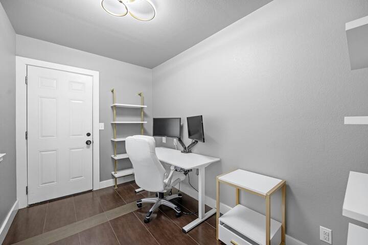 Austin Oasis: Pool, Pickleball, Hot Tub, Sleeps 10 gallery image 4