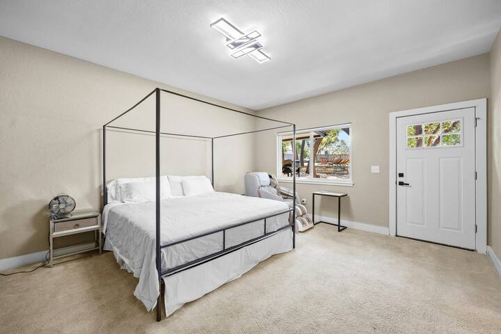 Austin Oasis: Pool, Pickleball, Hot Tub, Sleeps 10 gallery image 3