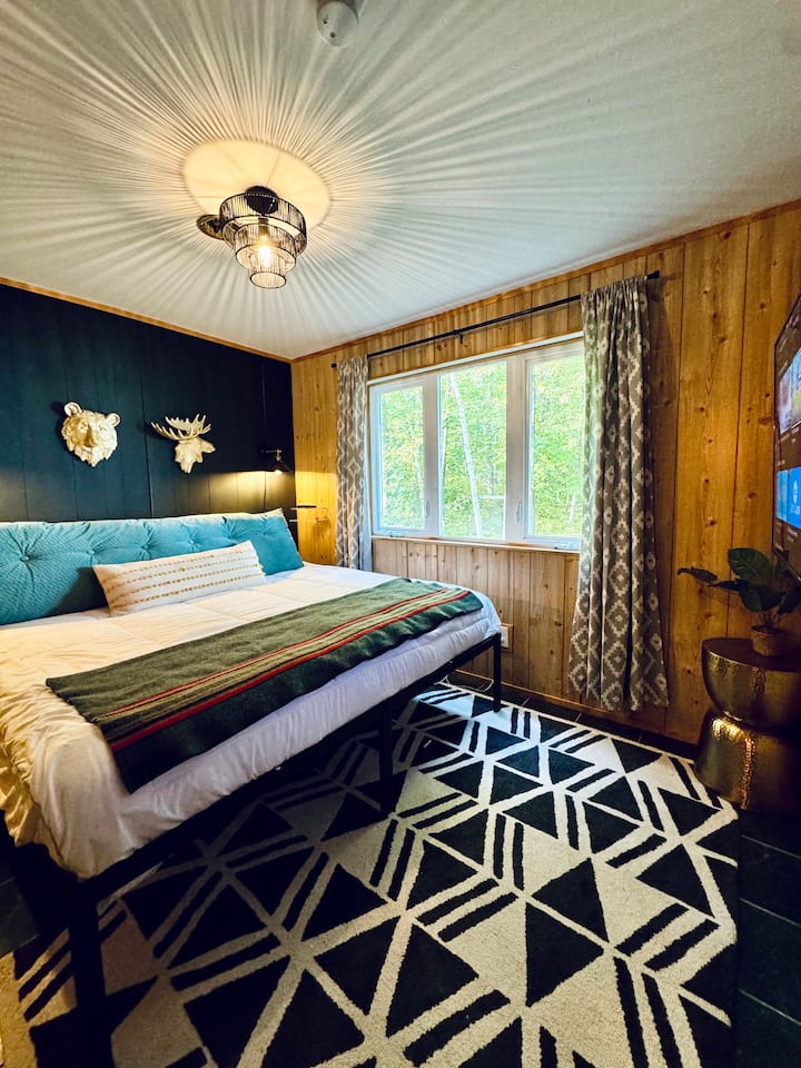 Dhomë gjumi kryesore me krevat dopio "king", televizor INTELIGJENT dhe pamje nga liqeni.