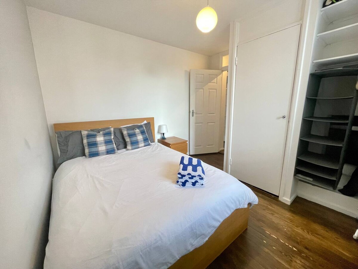 Un segundo dormitorio igualmente grande con cama matrimonial y armario.