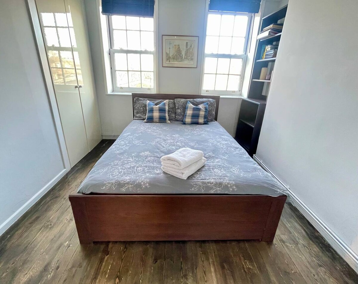 Dormitorio principal con cama doble. Ropa de cama y 1 toalla por persona. 