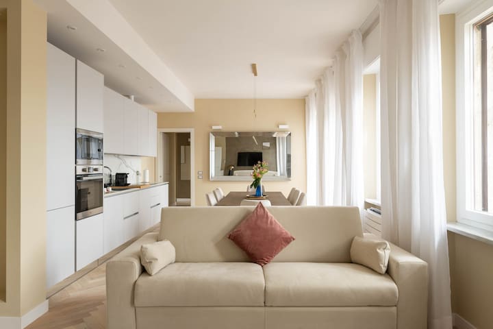 Luxury 4 Bedroom Apartment – Duomo – 9 Guests
