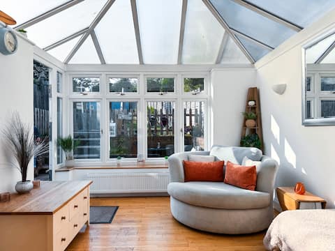 Top Airbnb: Perfect Booking | Double Driveway Parking + Garden in Medway