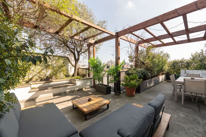 3 Bedroom Apartment with Terrace – 8 Guests -Duomo