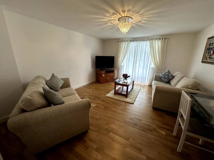 Beautiful Family Town Home With Private Park - Canterbury