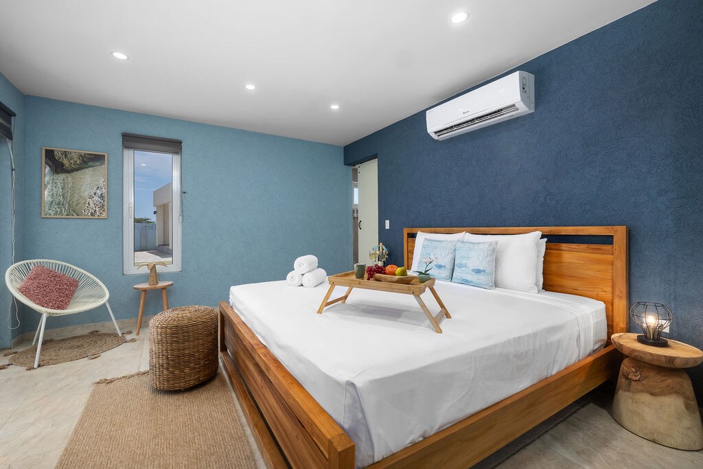 Opustite se u našoj prostranoj spavaćoj sobi s plišanim, udobnim krevetom, klima-uređajem za hlađenje i televizorom za zabavu. Doživite savršen spoj opuštanja i praktičnosti u svom osobnom utočištu.