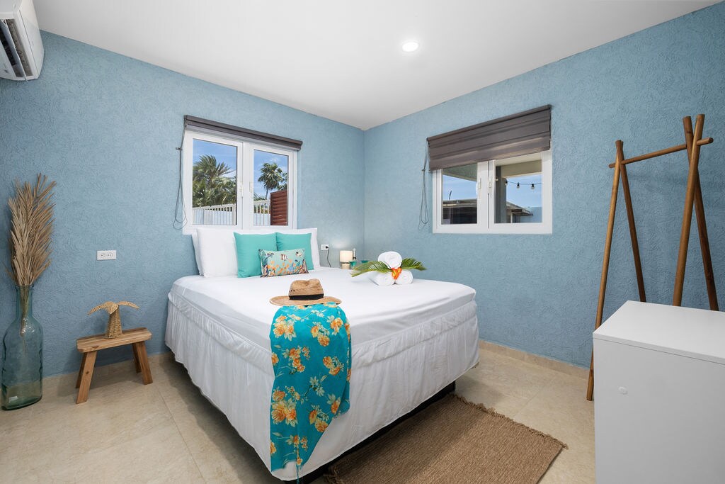 Otkrijte modernu udobnost u našoj elegantnoj spavaćoj sobi u kojoj elegantni stalak za odjeću održava vaš ormar urednim, a hladna i učinkovita klima-uređaj osigurava vam da ostanete savršeno osvježeni. Doživite vrhunski spoj elegancije i jednostavnosti!