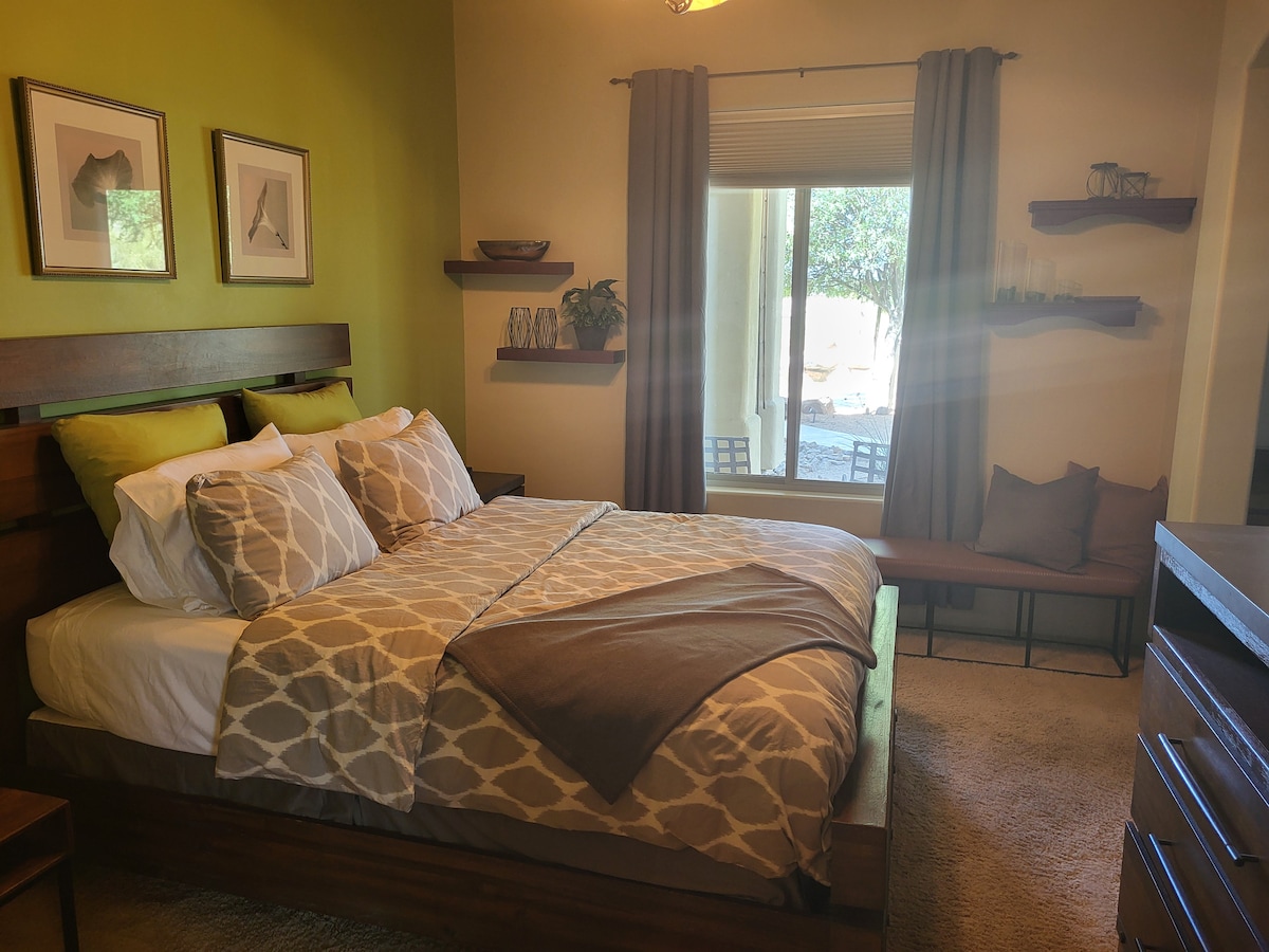 Dormitorio queen con vestidor y vistas a la piscina. El baño Jack & Jill tiene un lavabo separado